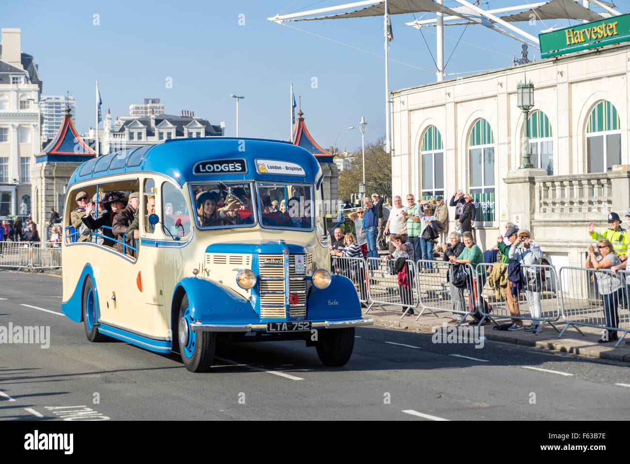 Vieux Bus près de la ligne d'arrivée de Londres à Brighton Veteran Car Run Banque D'Images