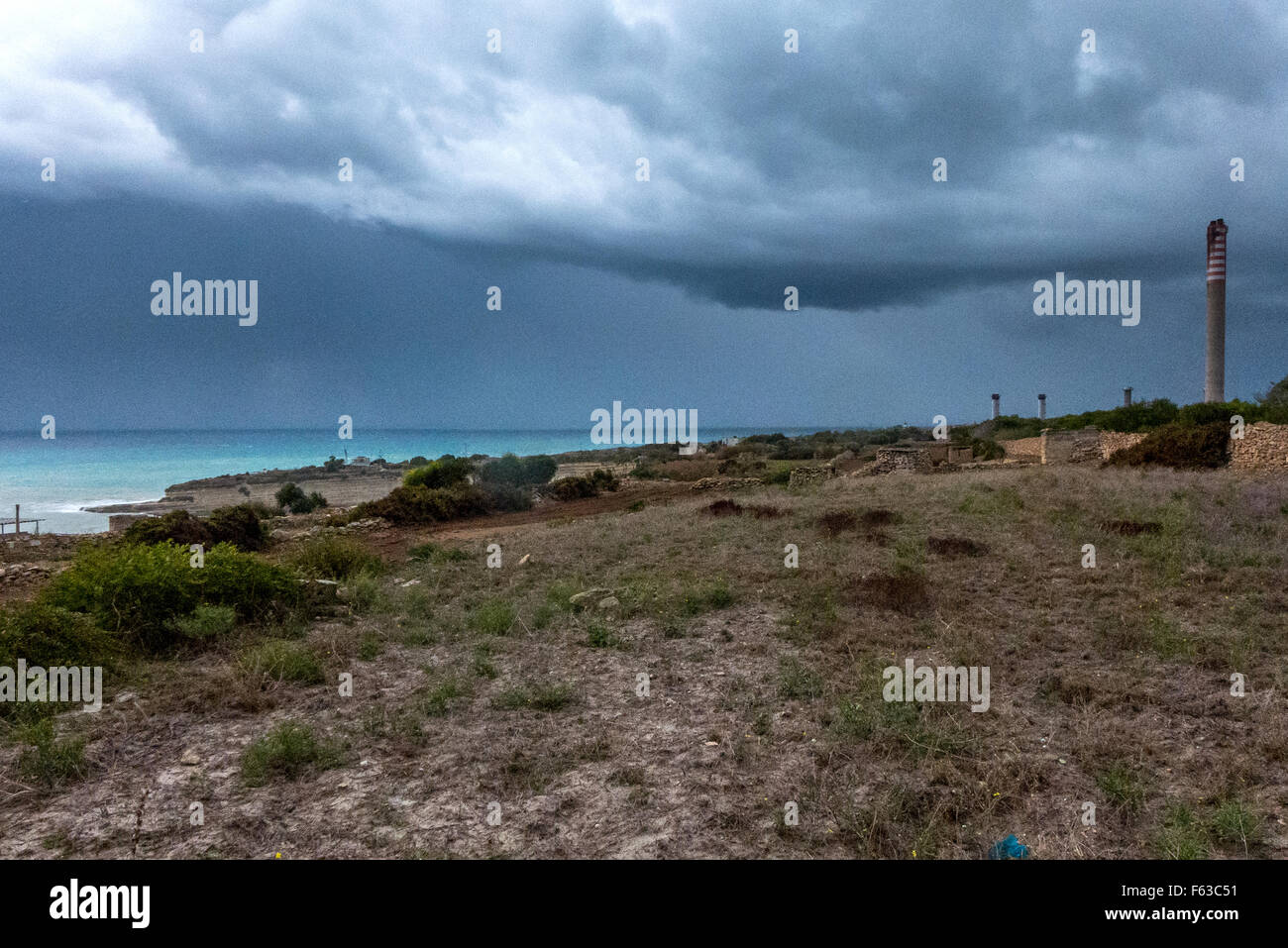Ciel maussade et temps orageux près de Marsaxlokk dans le sud de Malte. Banque D'Images
