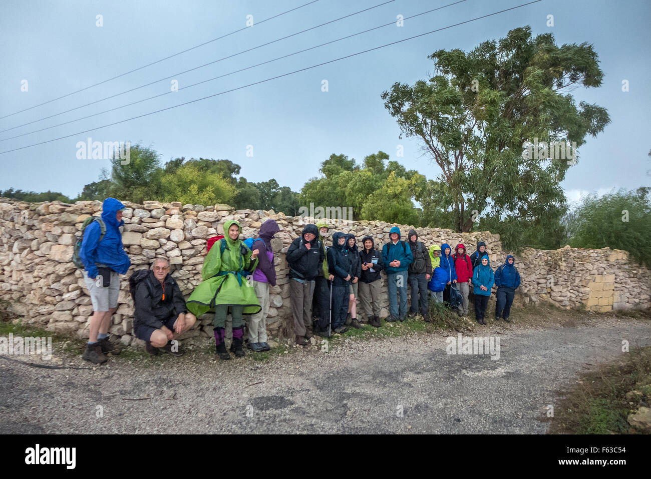 Les marcheurs tentent d'échapper à la pluie à Marsaxlokk dans le sud de Malte. Banque D'Images
