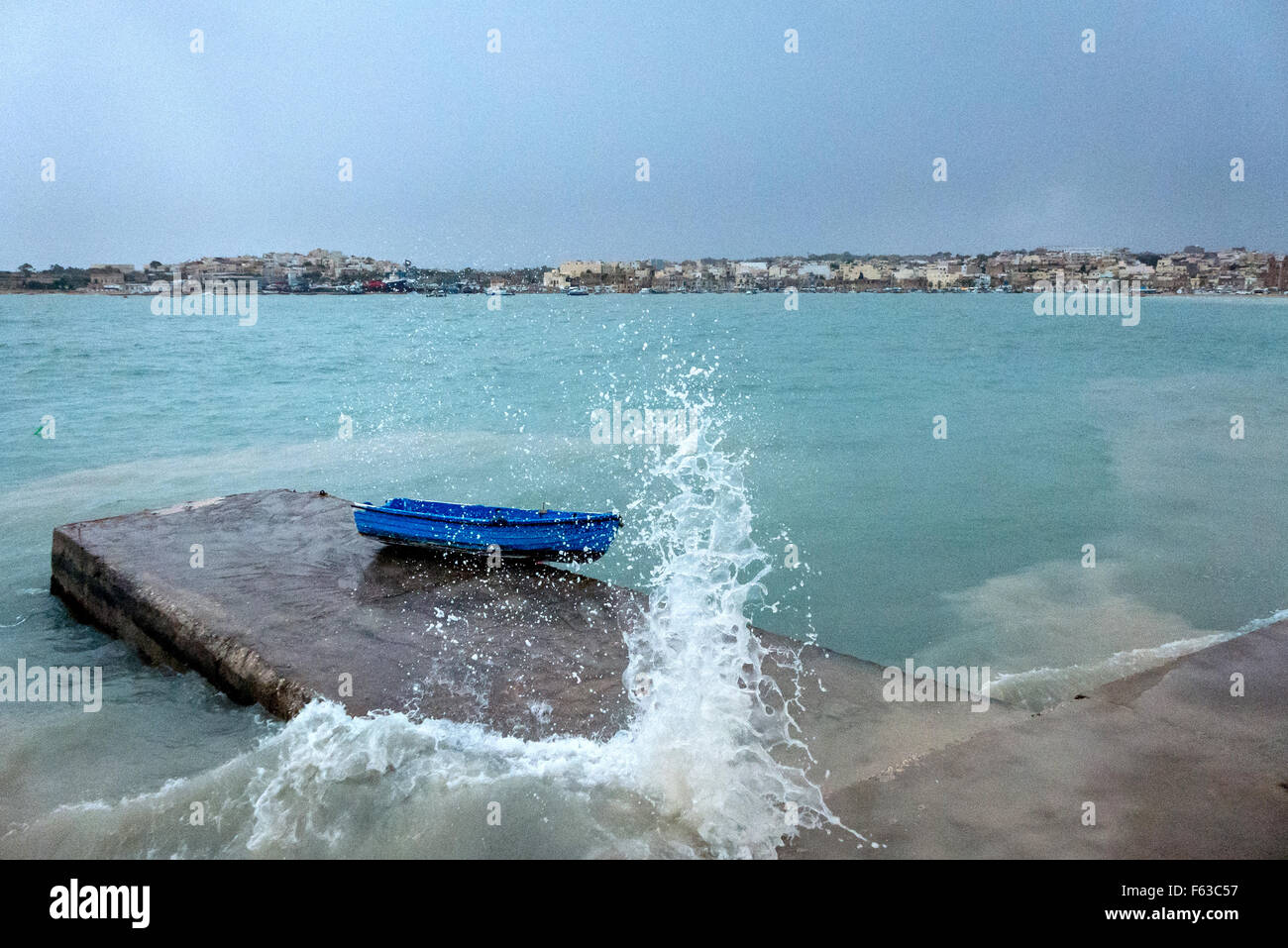 Le port de Marsaxlokk dans le sud de Malte durant un orage. Banque D'Images