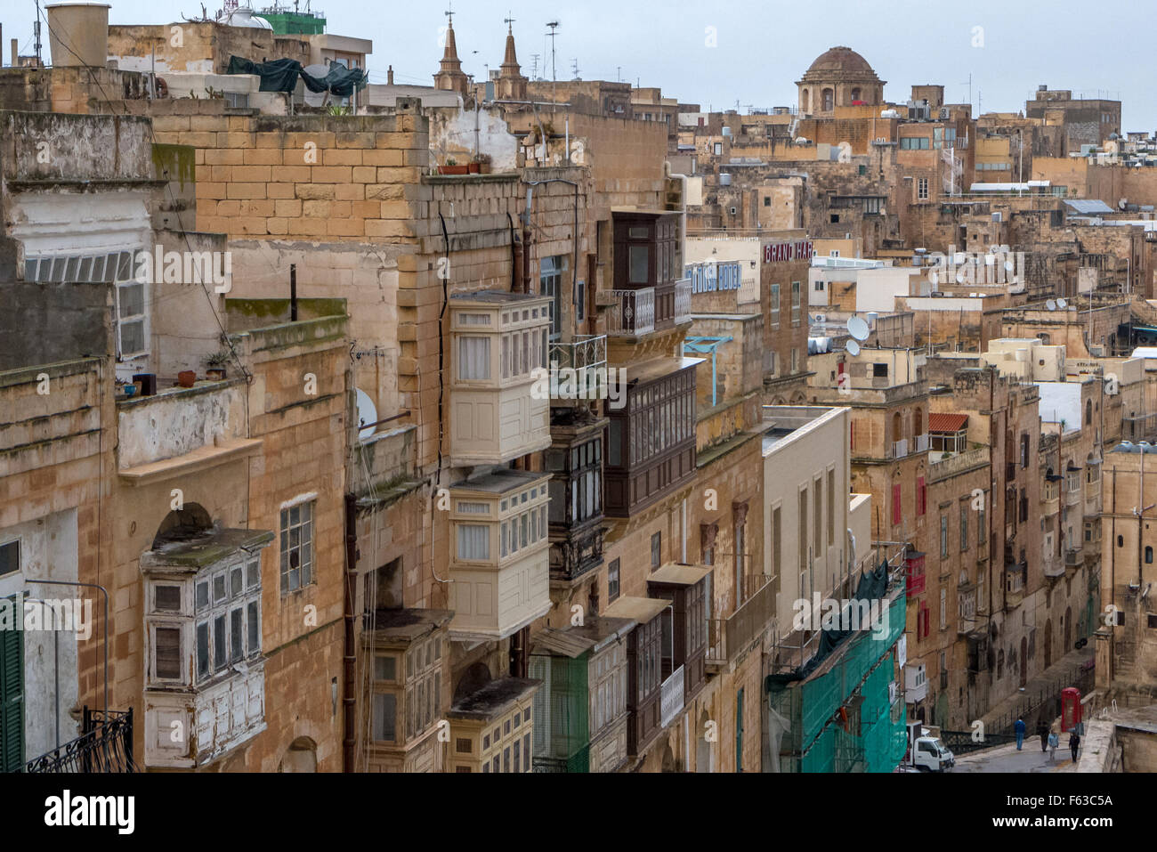 D'un balcon et de paysage urbain général à La Valette, Malte. Banque D'Images