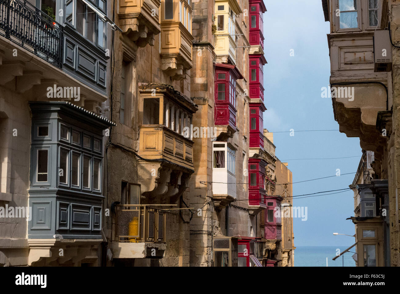 D'un balcon et de paysage urbain général à La Valette, Malte. Banque D'Images