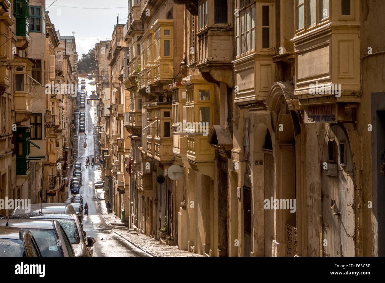 Les rues humides après une averse à La Valette, Malte. Banque D'Images