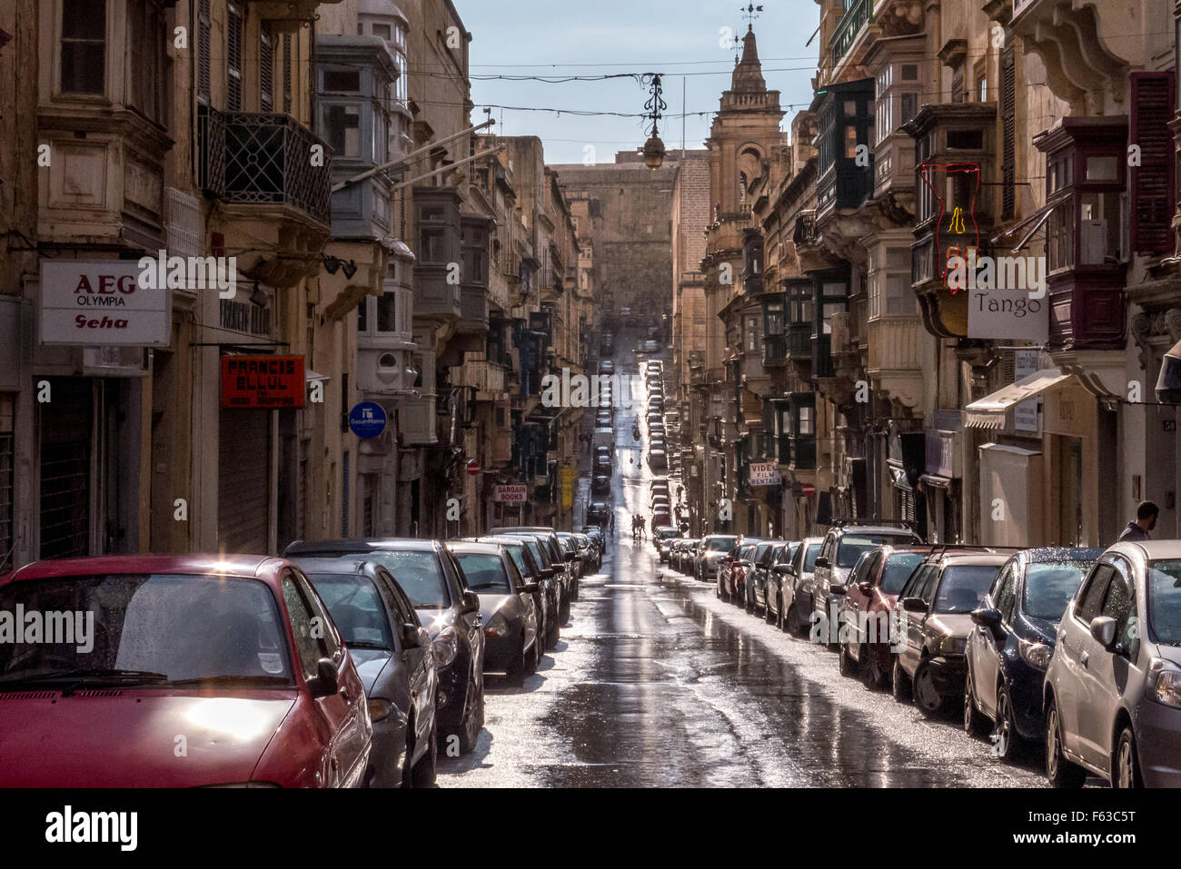 Les rues humides après une averse à La Valette, Malte. Banque D'Images