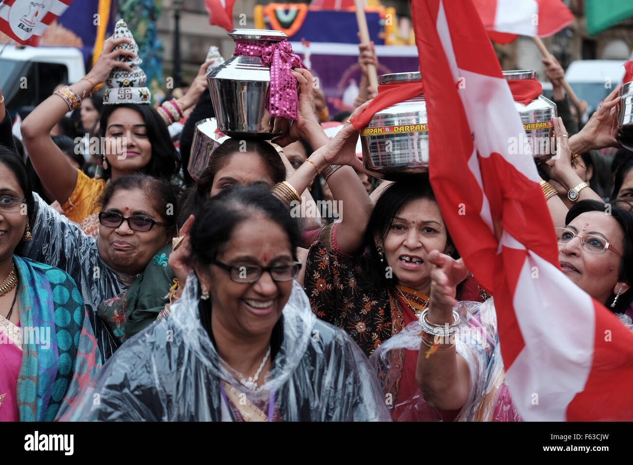 Les femmes hindoues cérémonie dans le temps humide UK Banque D'Images