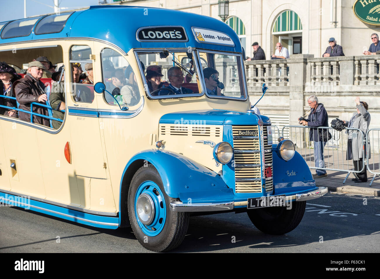 Vieux Bus près de la ligne d'arrivée de Londres à Brighton Veteran Car Run Banque D'Images
