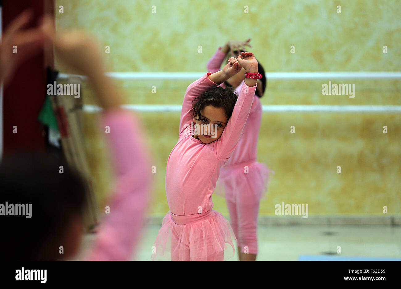 La bande de Gaza. 10 Nov, 2015. Une fille palestinienne assiste à une classe de ballet de la ville de Gaza, le 10 novembre 2015. La plupart des filles ont commencé à apprendre le ballet qui était seulement 3 ou 4 ans. La formation dure a fait une grande amélioration de leurs compétences en danse. © Yasser Qudih/Xinhua/Alamy Live News Banque D'Images
