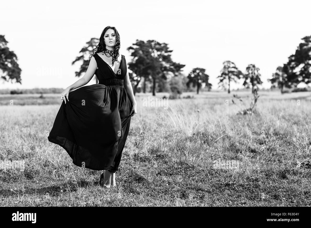 Mystérieuse femme en robe noire Banque D'Images Mystérieuse femme en robe noire Banque D'Images