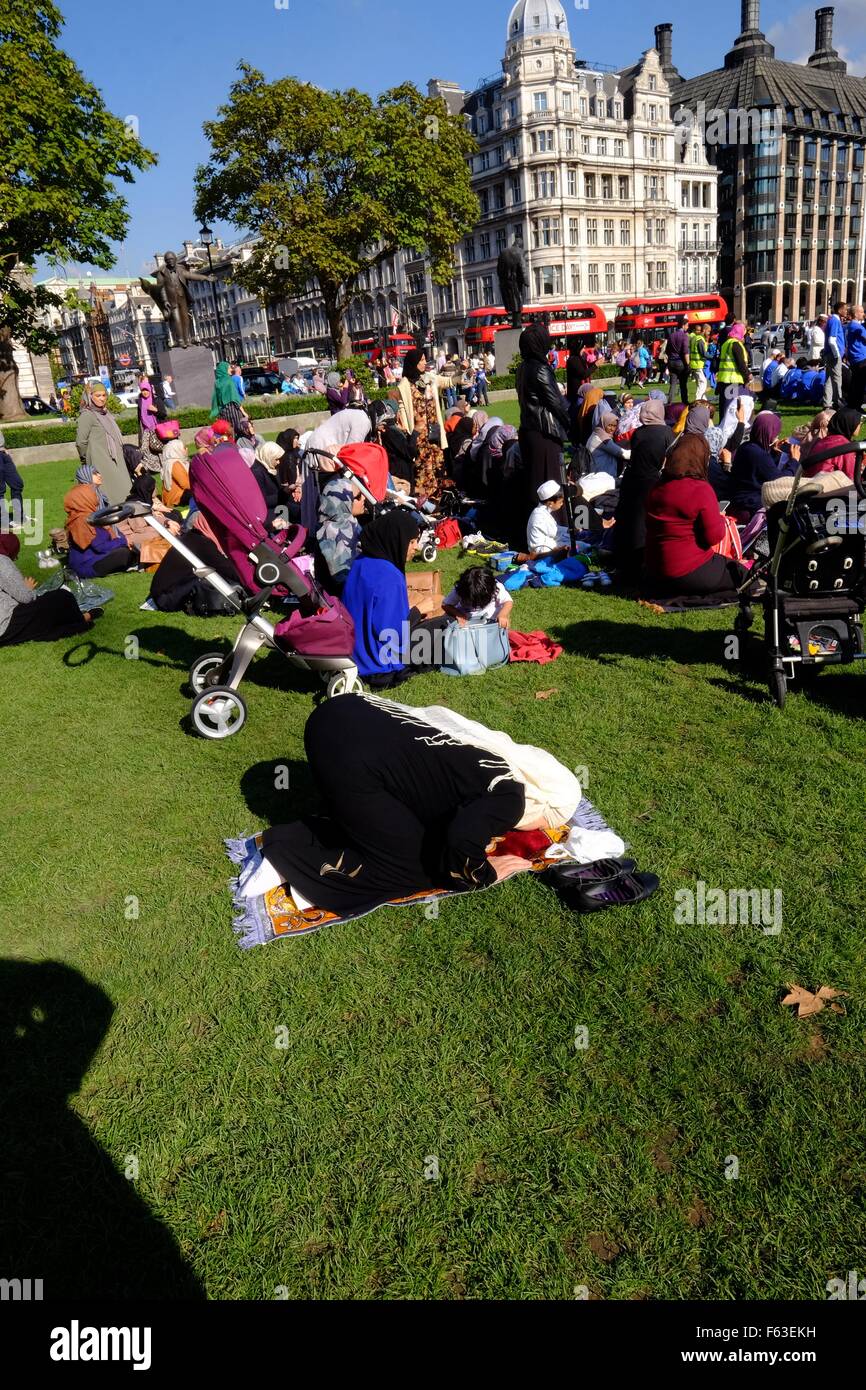 Un groupe de musulmans tenir jummah, la prière du vendredi à la place du Parlement pour la première fois, organisé par un groupe appelé les musulmans d' Action : Atmosphère Où : London, Royaume-Uni Quand : 09 Oct 2015 Banque D'Images