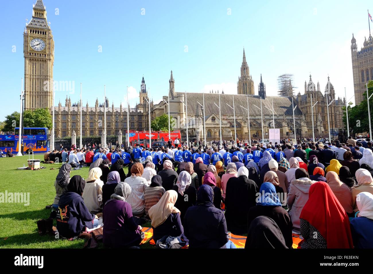 Un groupe de musulmans tenir jummah, la prière du vendredi à la place du Parlement pour la première fois, organisé par un groupe appelé les musulmans d' Action : Atmosphère Où : London, Royaume-Uni Quand : 09 Oct 2015 Banque D'Images