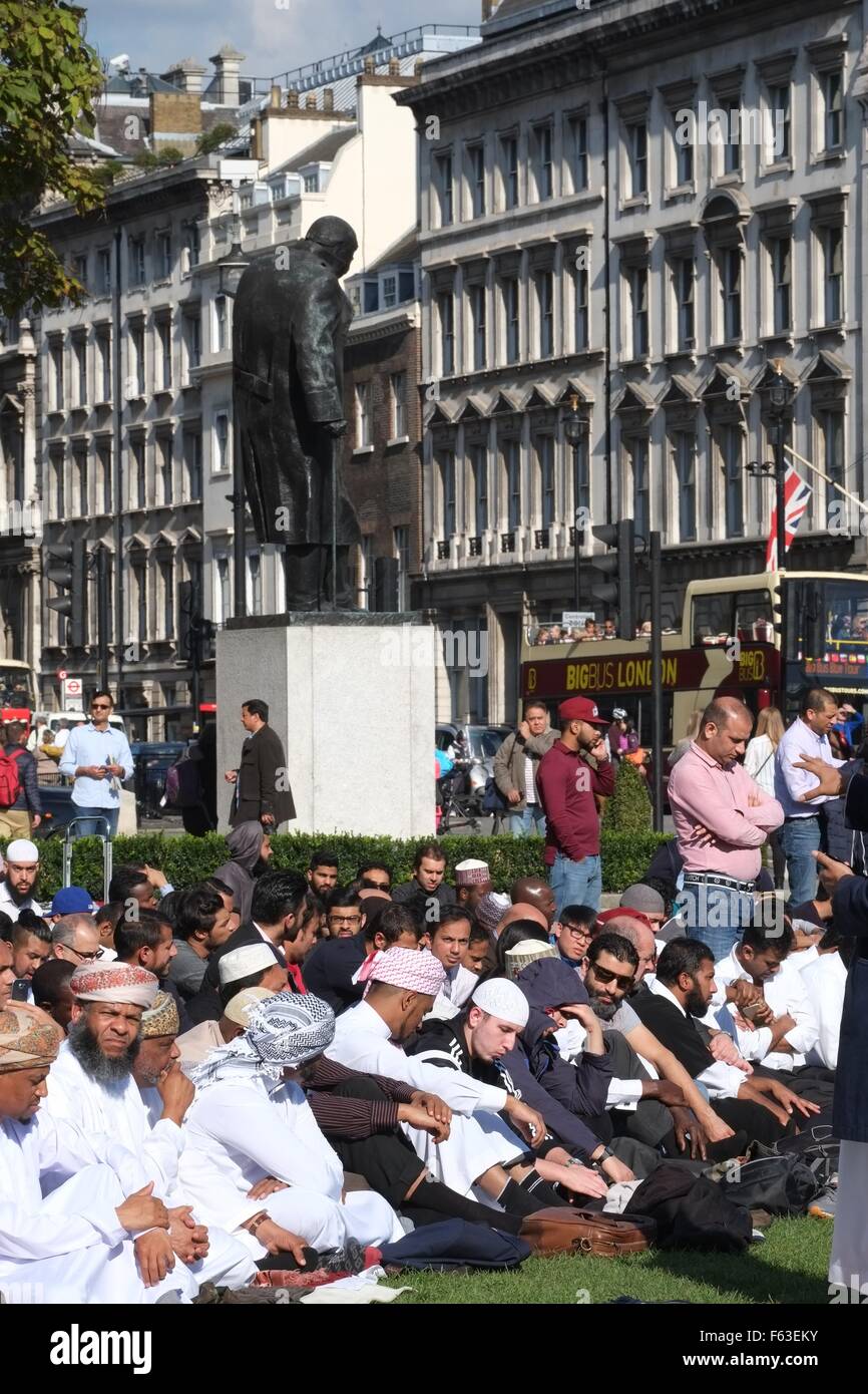 Un groupe de musulmans tenir jummah, la prière du vendredi à la place du Parlement pour la première fois, organisé par un groupe appelé les musulmans d' Action : Atmosphère Où : London, Royaume-Uni Quand : 09 Oct 2015 Banque D'Images