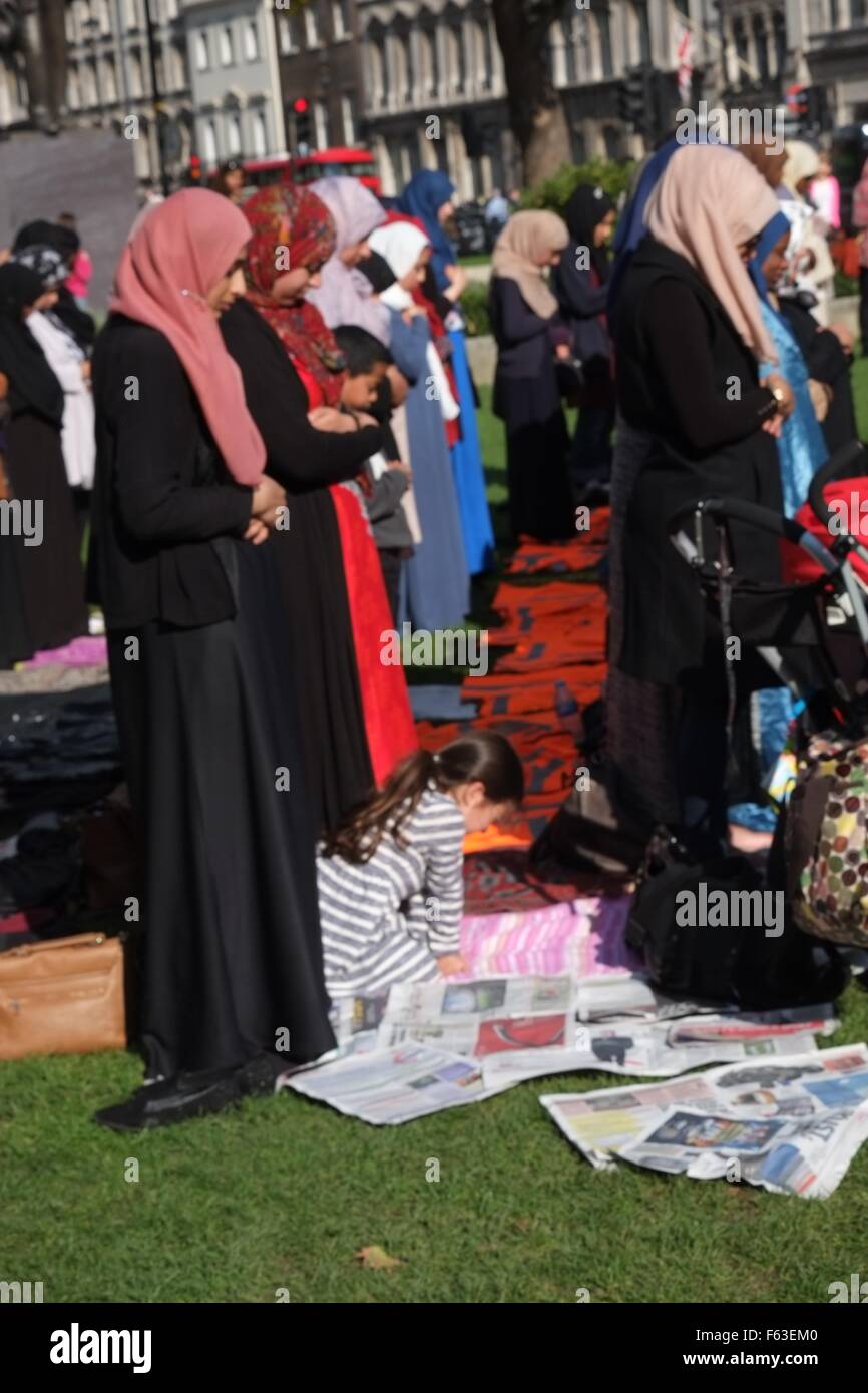 Un groupe de musulmans tenir jummah, la prière du vendredi à la place du Parlement pour la première fois, organisé par un groupe appelé les musulmans d' Action : Atmosphère Où : London, Royaume-Uni Quand : 09 Oct 2015 Banque D'Images