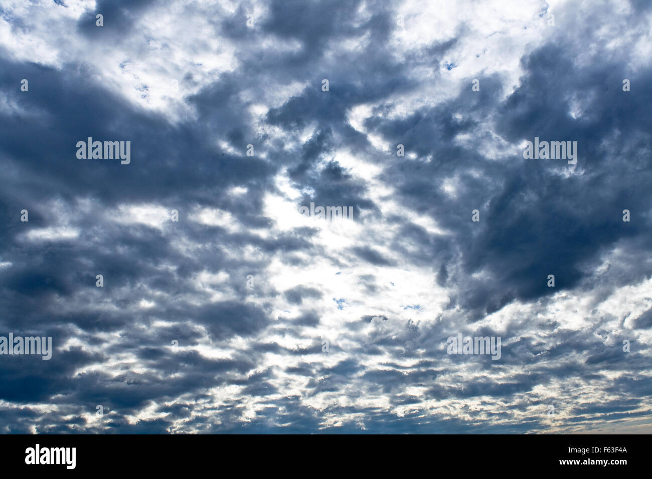 Noir sombre nuages dans le ciel Banque D'Images