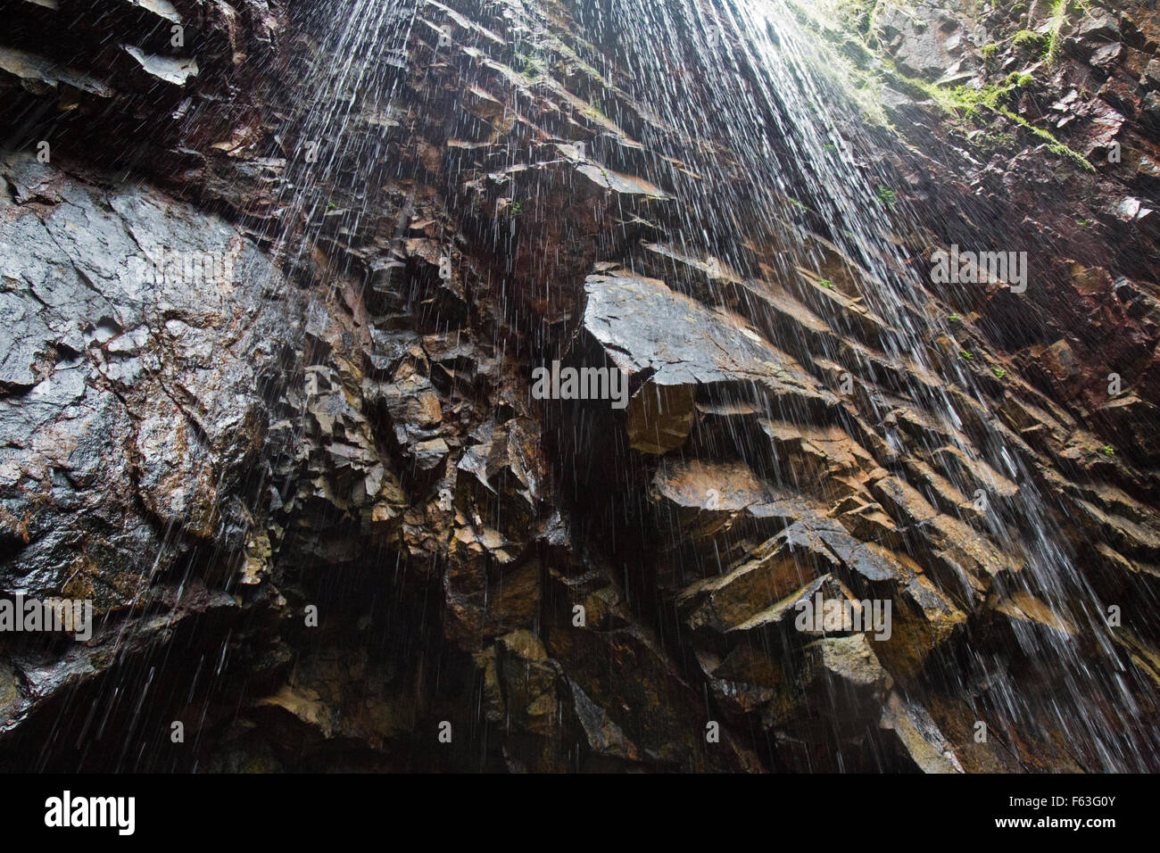 Jusqu'à vers le haut d'une petite cascade dans entre les roches sur Plemont Bay, sur l'île anglo-normande de Jersey. Banque D'Images