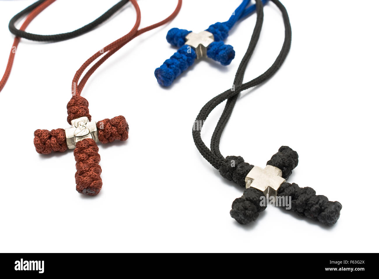 Trois croix chrétiennes tricotés isolated on white Banque D'Images