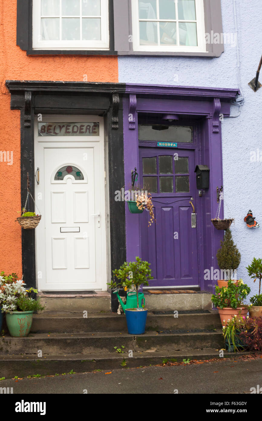 Portes d'entrée de maisons colorées maisons bâtiments à Llanwrtyd Wells, la plus petite ville de Grande-Bretagne, Powys, Mid Wales, UK le jour de pluie humide en novembre Banque D'Images
