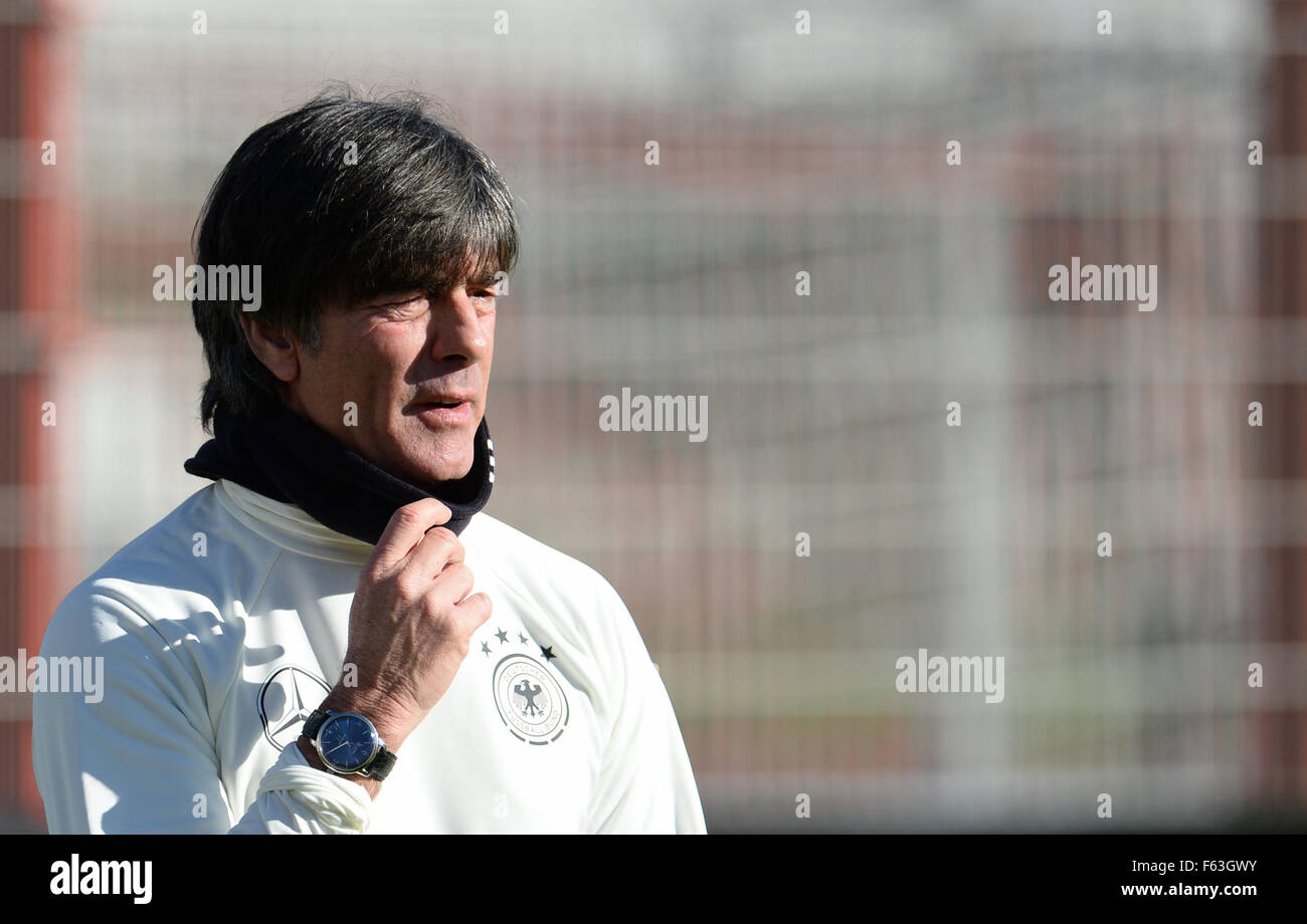 Munich, Allemagne. 11Th Nov, 2015. Entraîneur national Joachim Loew conduit l'équipe nationale de football allemande finale de la session de formation à Munich, Allemagne, 11 novembre 2015. L'équipe nationale allemande fait face à l'équipe de France pour un match de Stade de France à Paris le 13 novembre 2015. Photo : Andreas GEBERT/dpa/Alamy Live News Banque D'Images