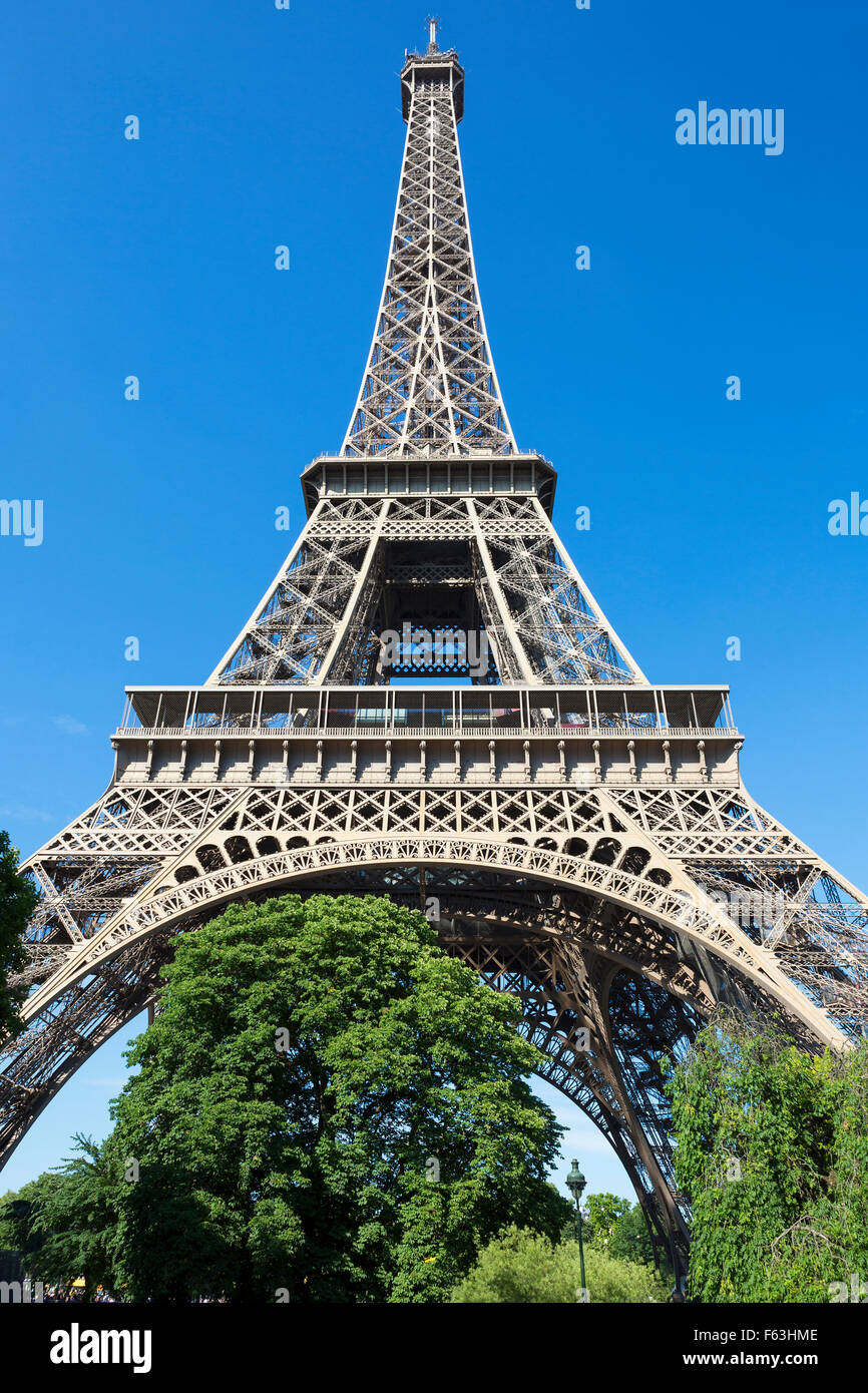 Tour Eiffel en bleu ciel, Paris, France. Banque D'Images