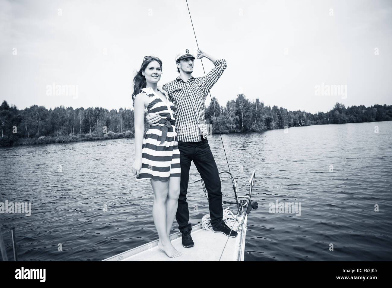 Couple posing sur le yacht Banque D'Images