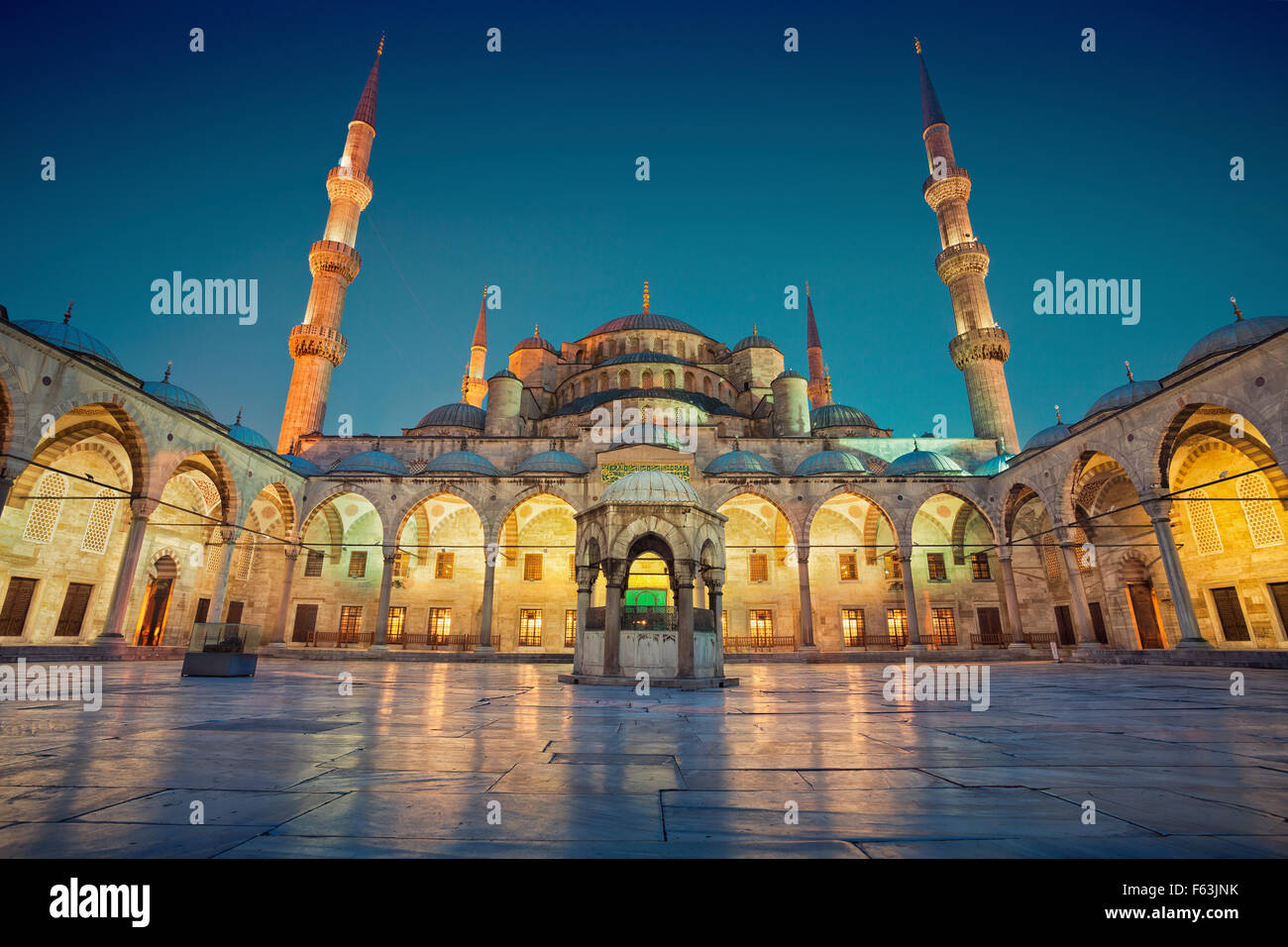 Mosquée bleue. Image de la Mosquée Bleue à Istanbul, Turquie pendant le crépuscule heure bleue. Banque D'Images