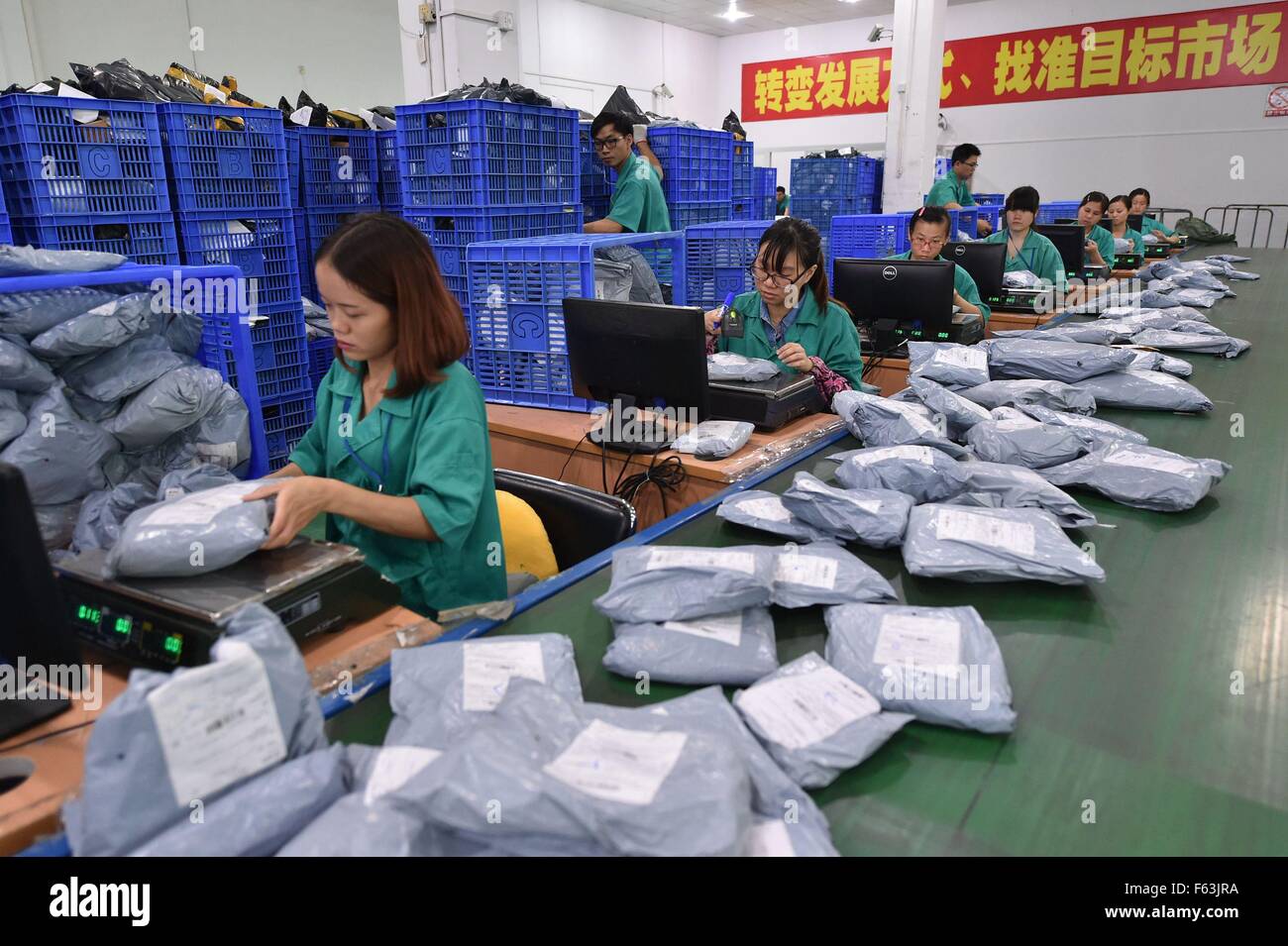 Guangzhou Le 11 Novembre 15 Xinhua Les Travailleurs Trier Les Colis A Un Centre De Tri A Guangzhou Capitale Du Sud De La Province Chinoise Du Guangdong Le 11 Guangzhou Le 11 Novembre 15 Xinhua Les Travailleurs Trier Les Colis A Un Centre De Tri A Guangzhou Capitale Du Sud De La Province Chinoise Du Guangdong Le 11