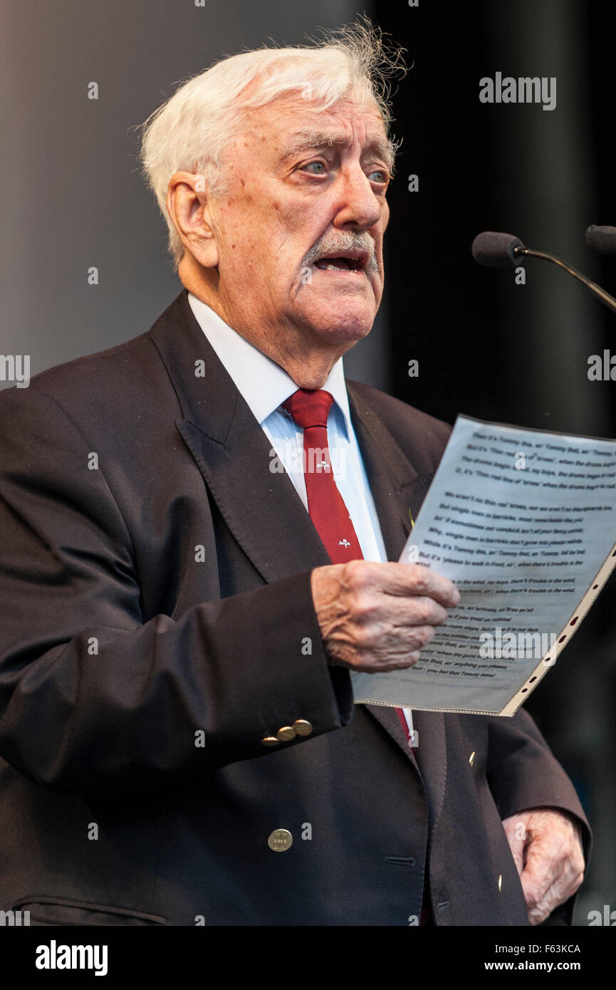 Londres, Royaume-Uni. 11 novembre 2015. Acteur, Bernard Cribbins, lit un poème de guerre sur scène devant des foules importantes se sont réunis à Trafalgar Square pour prendre part en silence sur la place, un événement annuel organisé par la Royal British Legion, le jour de l'Armistice Crédit : Stephen Chung / Alamy Live News Banque D'Images