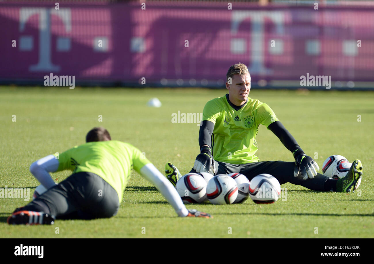 Munich, Allemagne. 11Th Nov, 2015. Gardien Bernd Leno (R) prend part à l'équipe nationale de football allemande finale de la session de formation à Munich, Allemagne, 11 novembre 2015. L'équipe nationale allemande fait face à l'équipe de France pour un match de Stade de France à Paris le 13 novembre 2015. Photo : Andreas GEBERT/dpa/Alamy Live News Banque D'Images