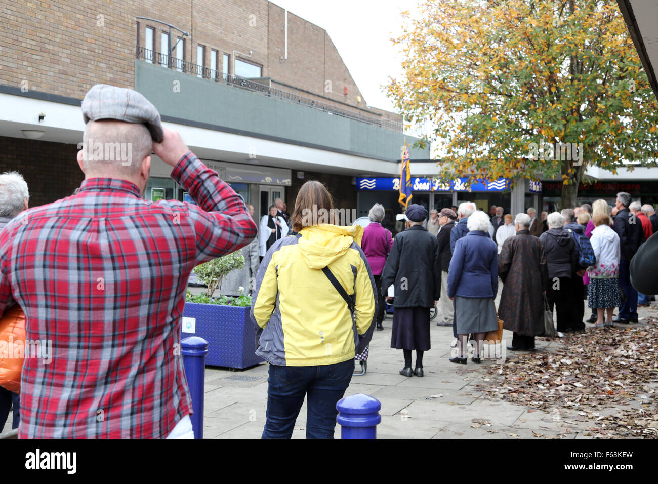 Portishead, Bristol, Royaume-Uni. 11 novembre, 2015. Deux minutes de silence a été observée à travers le Royaume-Uni à se souvenir de la nation morts à la guerre. Les populations locales se sont réunis dans la ville de Portishead cité parlementaire et ont été rejoints par ceux de shopping pour commémorer les morts des deux guerres mondiales à 11 heures. Crédit : Stephen Hyde/Alamy Live News Banque D'Images