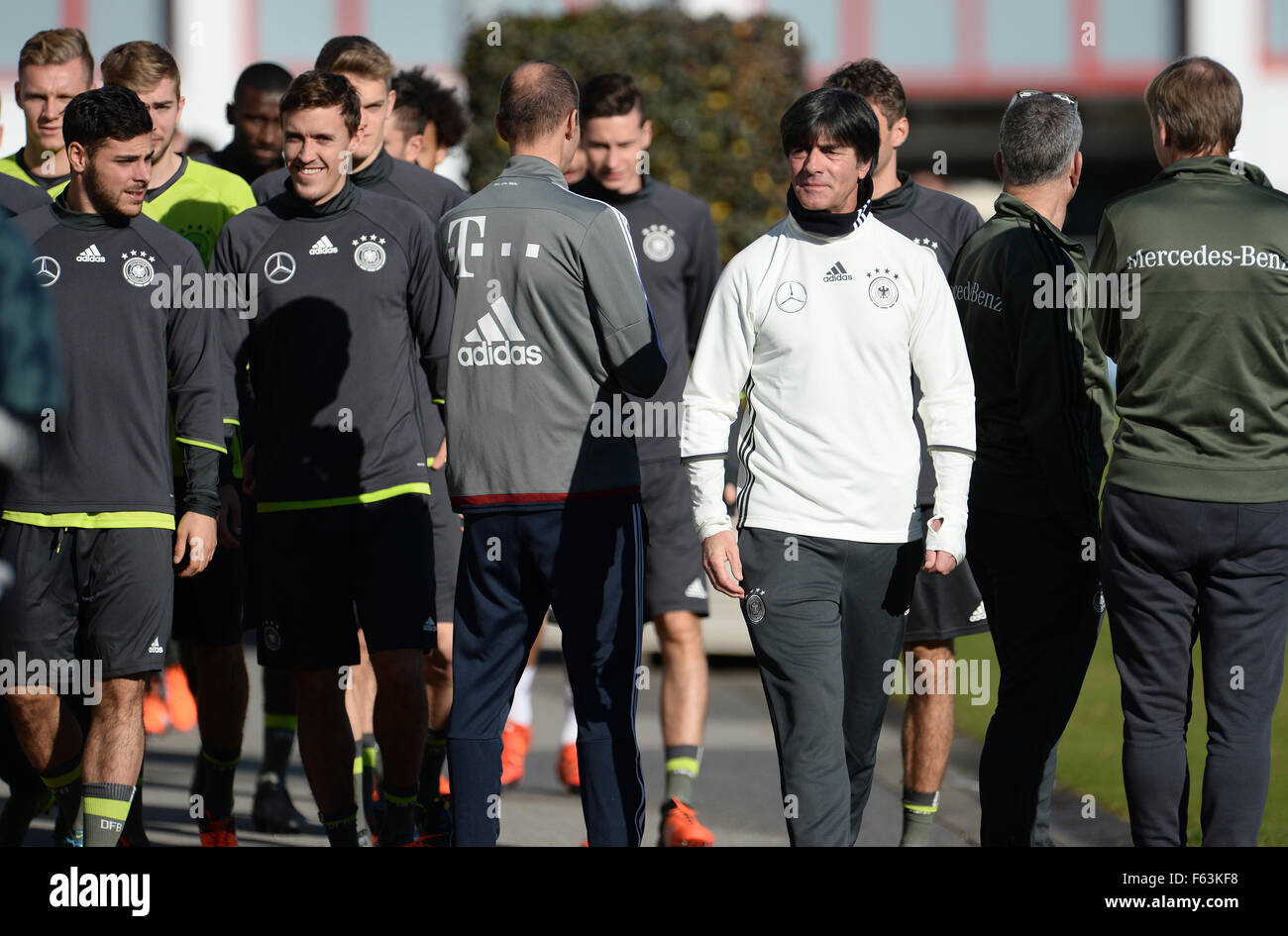 Munich, Allemagne. 11Th Nov, 2015. Entraîneur national Joachim Loew à l'équipe nationale de football allemande finale de la session de formation à Munich, Allemagne, 11 novembre 2015. L'équipe nationale allemande fait face à l'équipe de France pour un match de Stade de France à Paris le 13 novembre 2015. Photo : Andreas GEBERT/dpa/Alamy Live News Banque D'Images