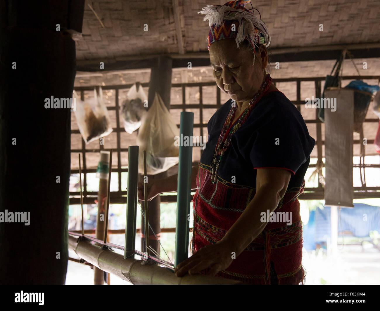 Une femme tissant sur un appareil traditionnel à Chiang Mai, dans le Nord de la Thaïlande Banque D'Images