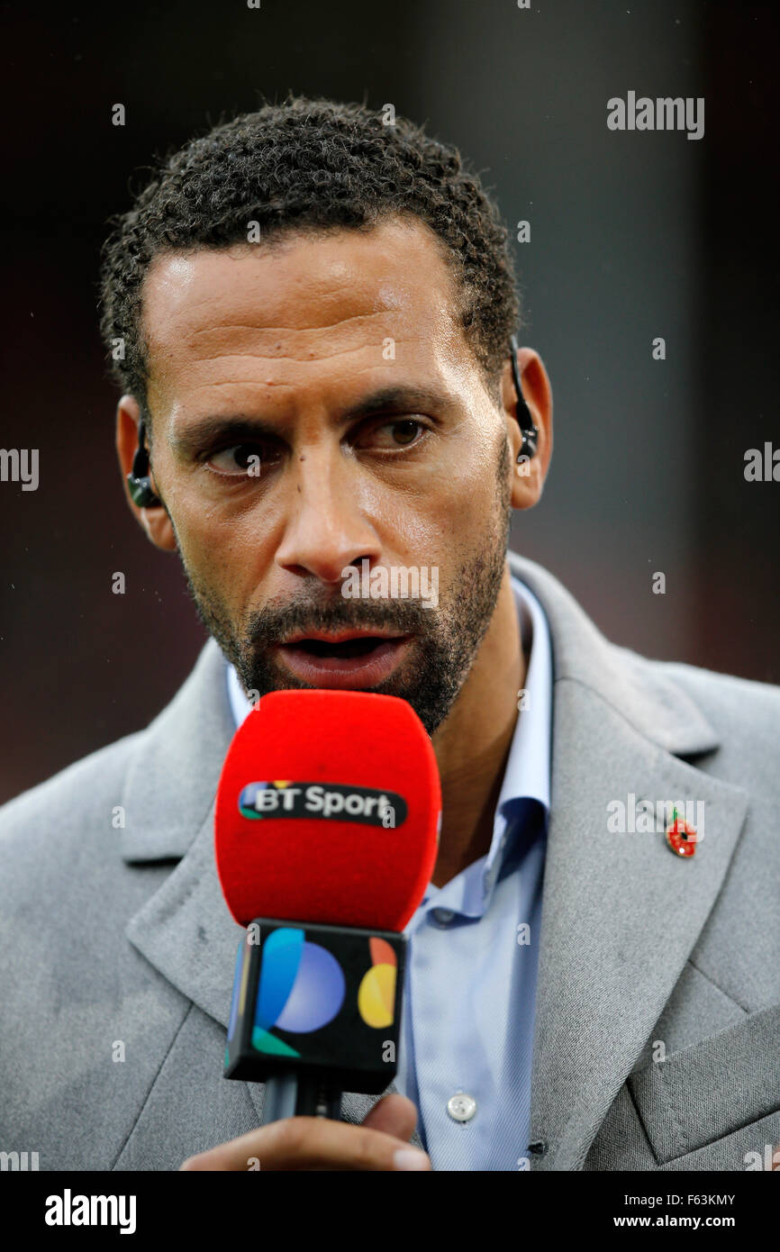 Rio Ferdinand, d'un BT Sport télévision présentateur lors d'un match de football en Angleterre Banque D'Images