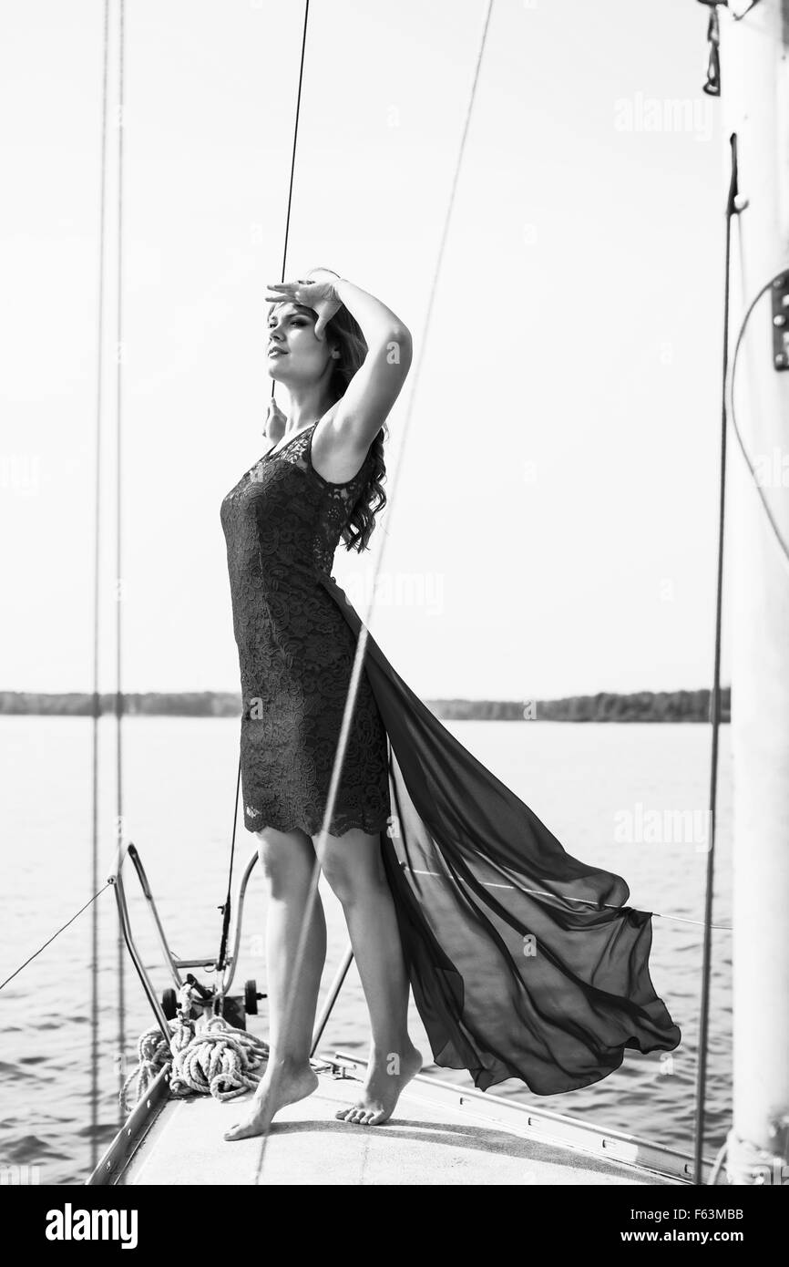 Woman posing sur le yacht Banque D'Images