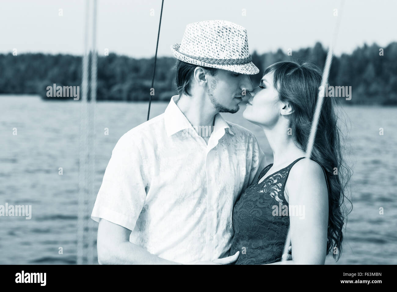 Couple posing sur le yacht Banque D'Images
