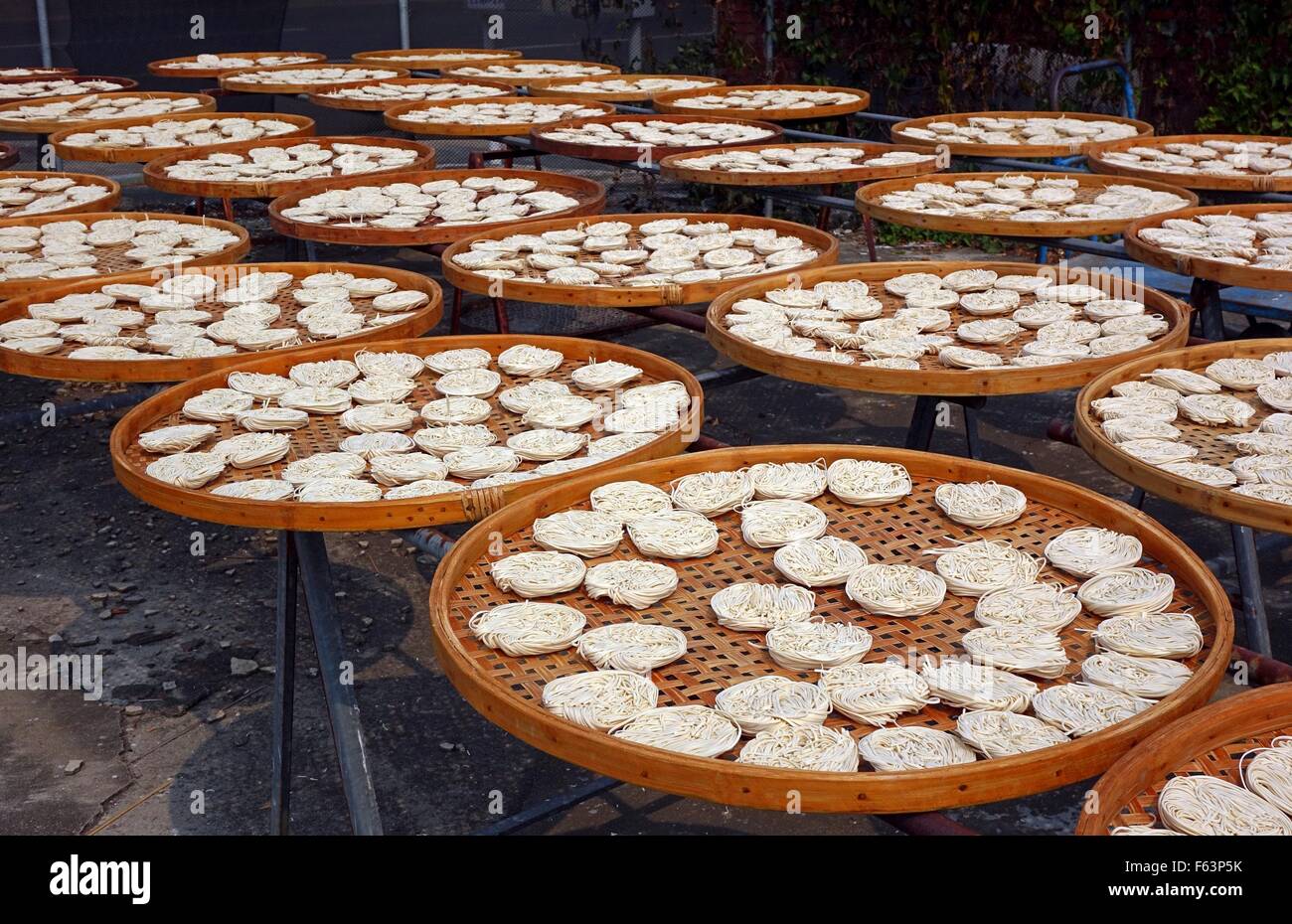 Les nouilles faites à la main sécher au soleil à un fabricant de nouilles traditionnelles à Taiwan Banque D'Images