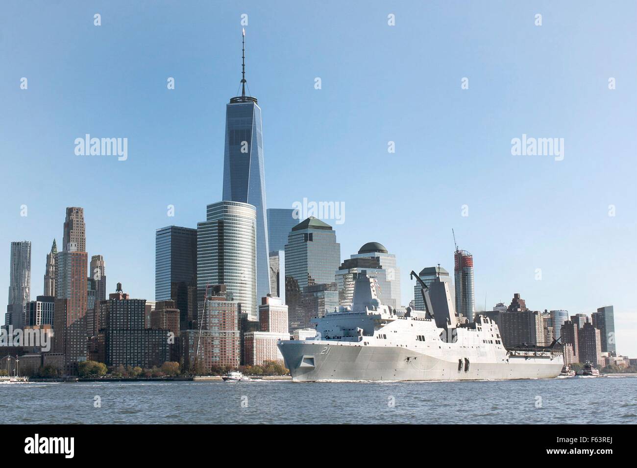 La Marine américaine San Antonio-class dock de transport amphibie USS New York jusqu'à la vapeur la rivière Hudson passé la ligne d'horizon de Manhattan au cours de la Semaine des anciens combattants 8 novembre 2015 à New York City, New York. Banque D'Images