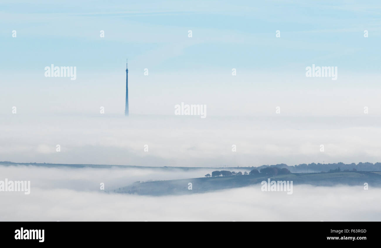 Emley Moor mât de télévision en un jour brumeux, West Yorkshire Banque D'Images