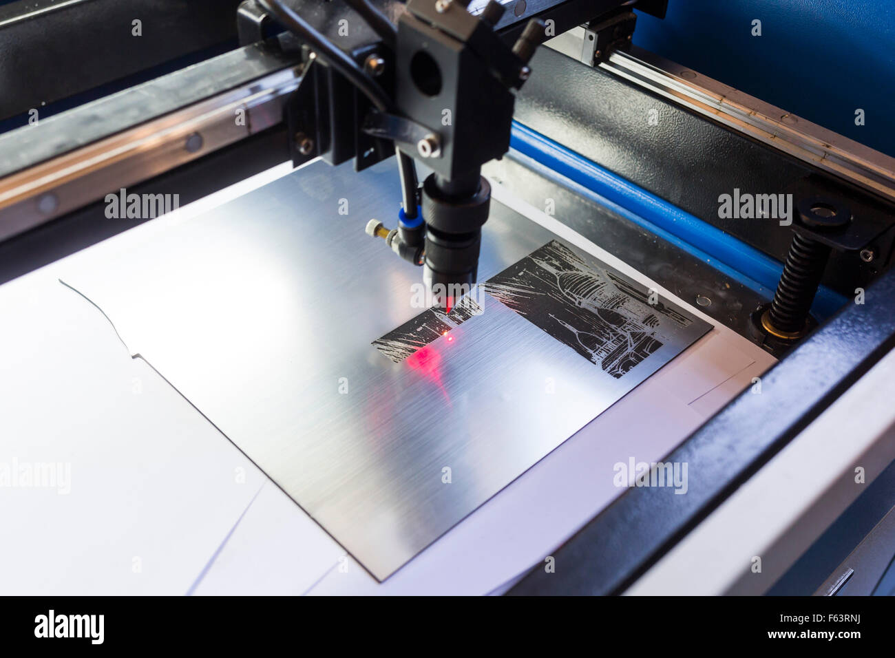 Machine de découpe laser est une image sur une feuille plate en acier ot dans un laboratoire universitaire. Banque D'Images