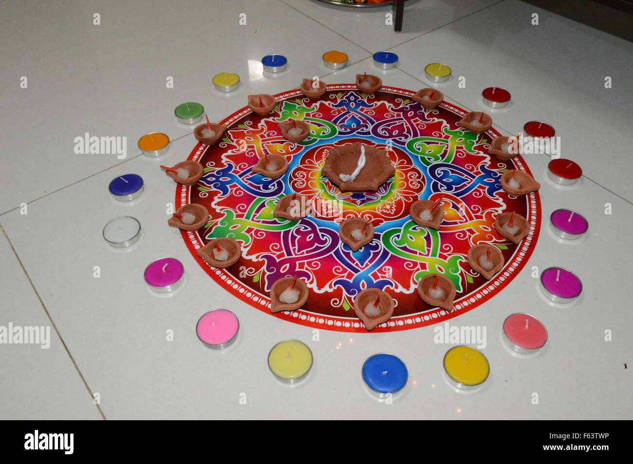 Diwali rangoli avec deepak colorés Banque D'Images
