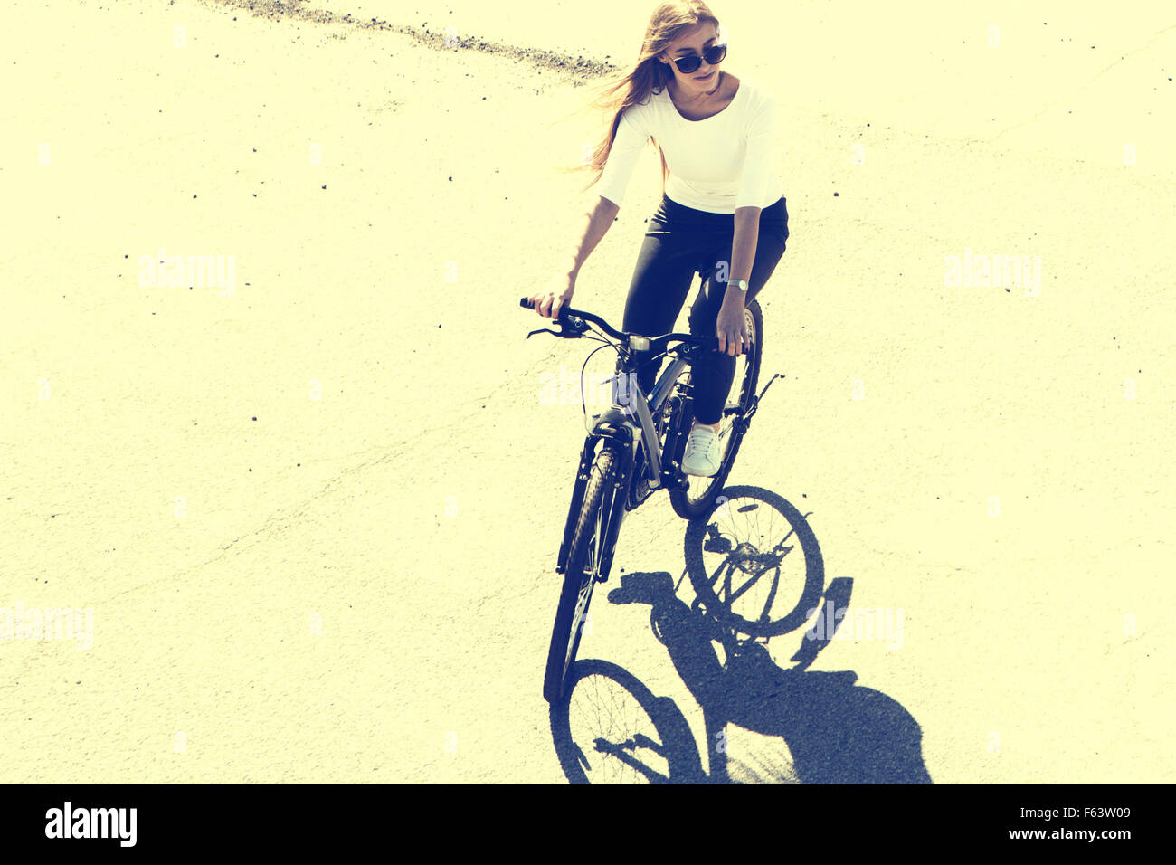 Femme avec vue de dessus de vélo vintage outdoor Banque D'Images