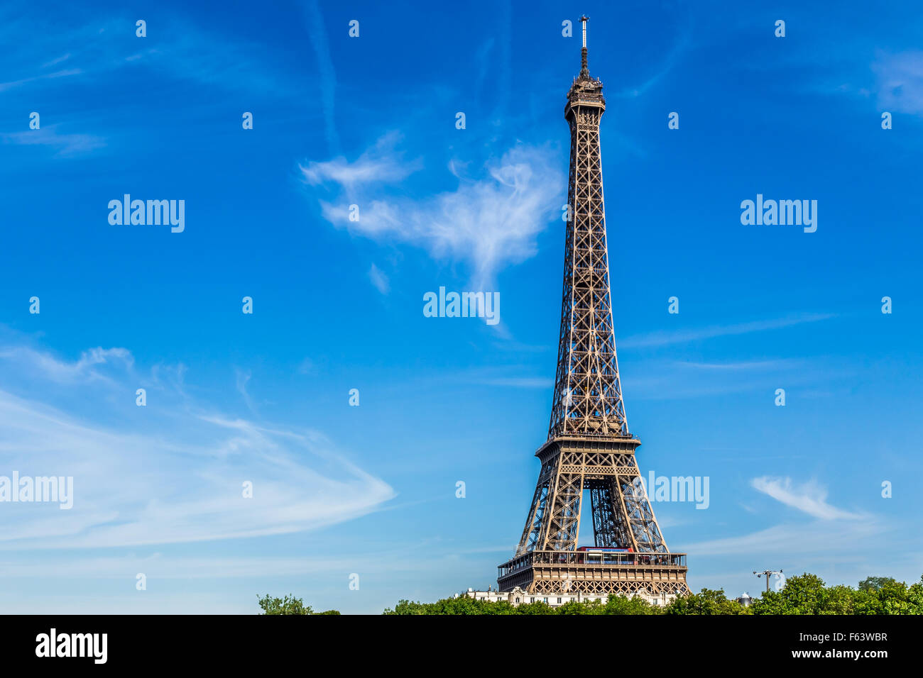 La Tour Eiffel contre un ciel bleu, avec des nuages filandreux. Banque D'Images