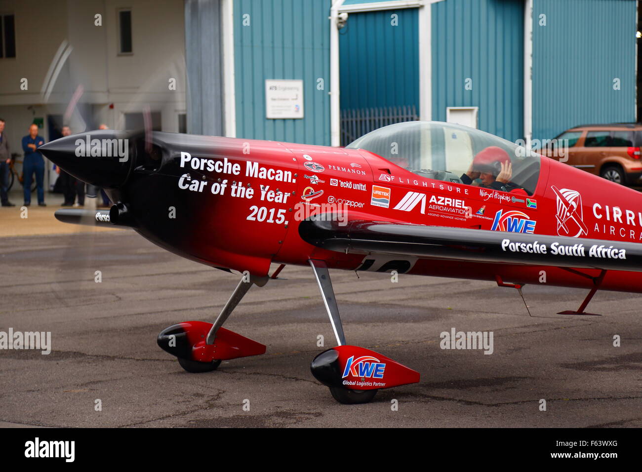 Nigel Hopkins avec son avion Cirrus rouge préparation de la Red Bull Air Race à Booker, Wycombe Airpark Banque D'Images