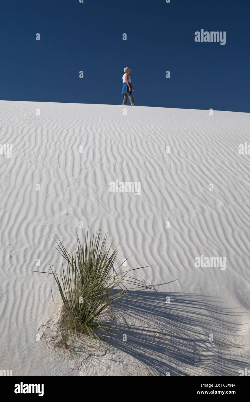 Alamogordo, Nouveau Mexique - Susan Newell, 66, balades dans une dune de sable dans la région de White Sands National Monument. Banque D'Images