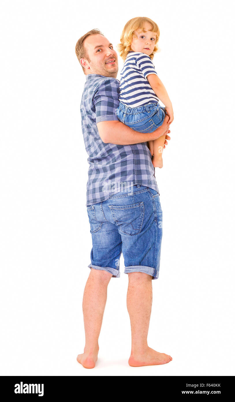 Portrait of young attractive smiling père jouant avec son petit fils mignon sur fond blanc. Banque D'Images