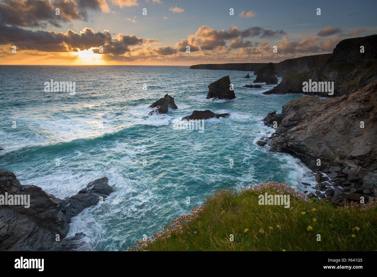 Coucher du soleil Bedruthan Steps entre Padstow Newquay, Cornwall et du Nord Banque D'Images