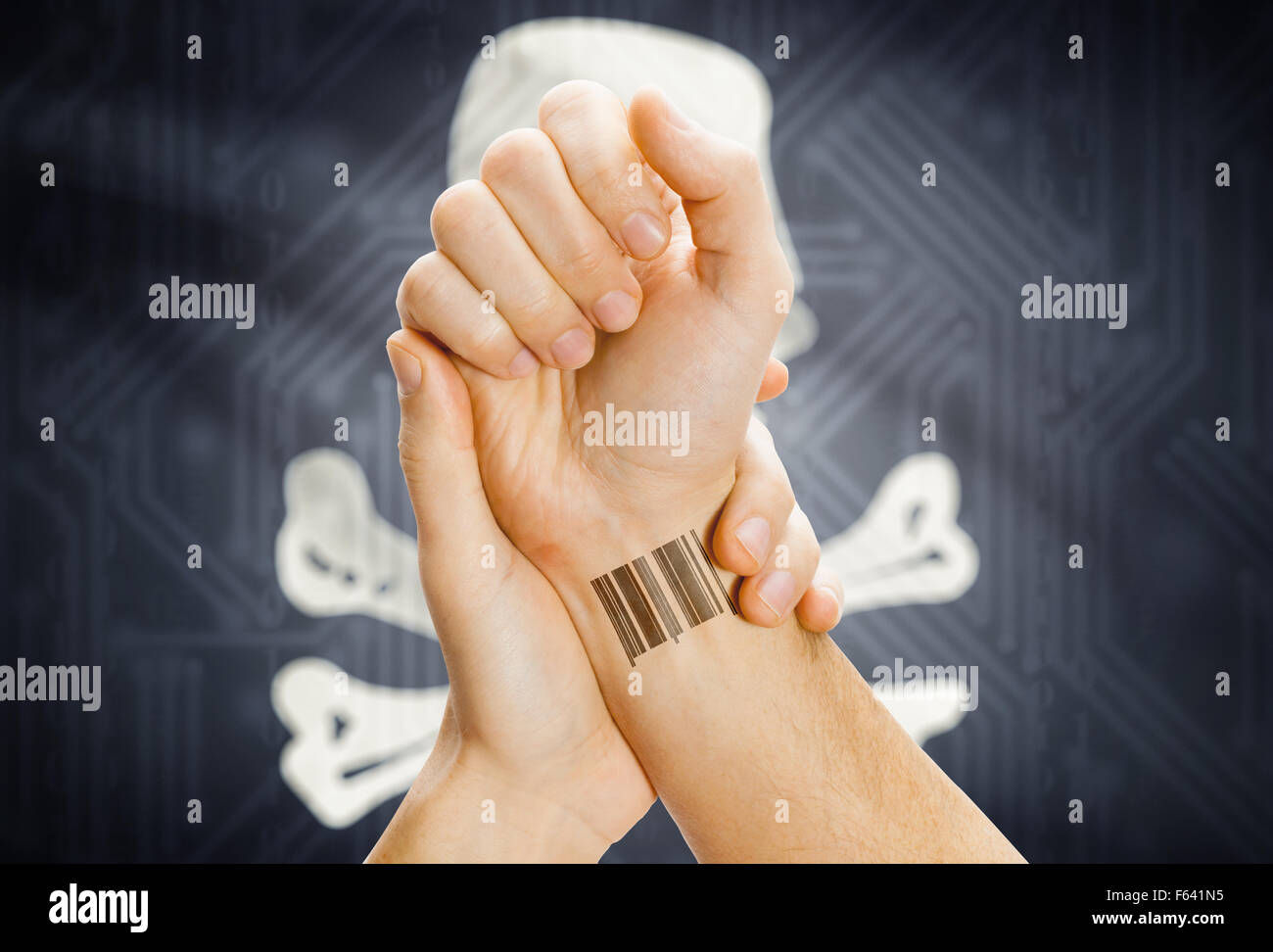 Numéro de code barre tatouage sur la main et Jolly Roger drapeau sur arrièreplan symbole de