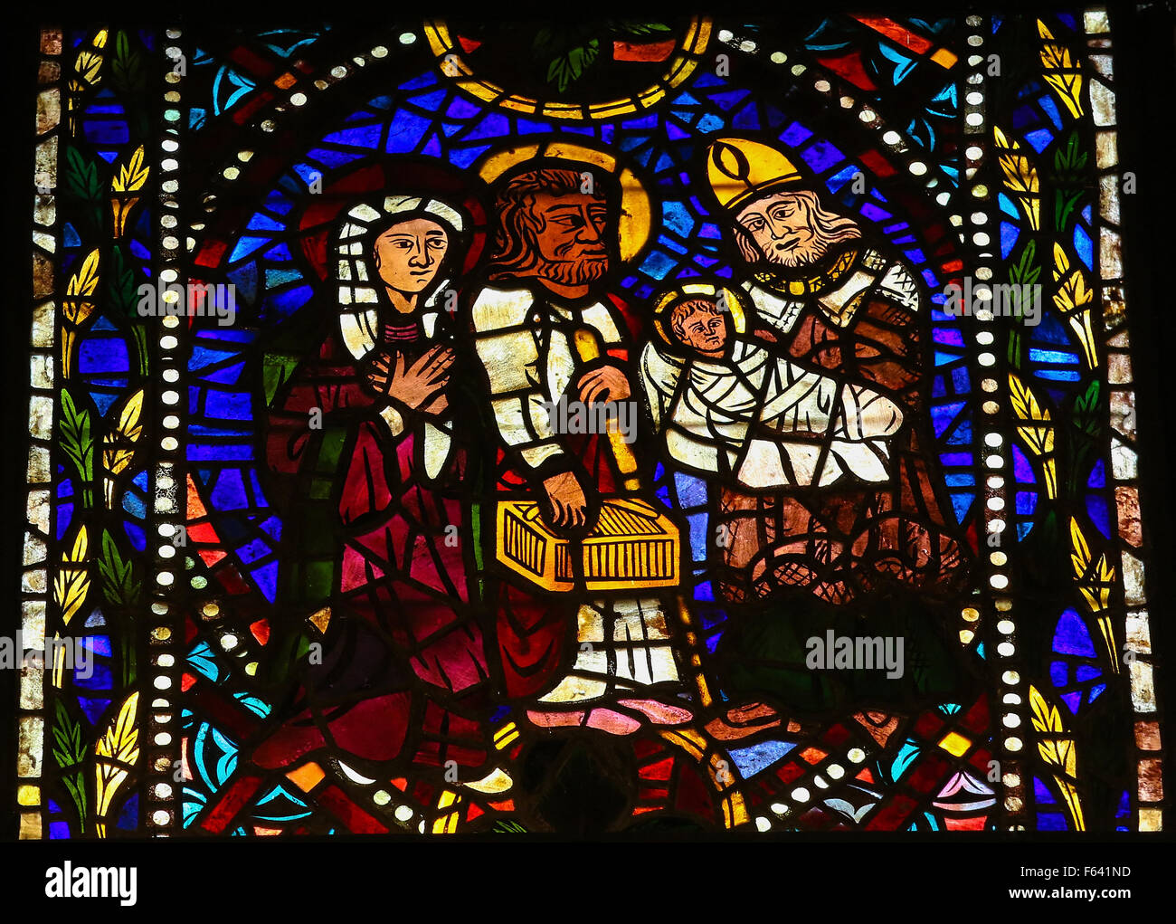 Vitrail représentant le dieu Siméon-récepteur, Joseph, la Vierge Marie et l'Enfant Jésus dans la cathédrale de Leon, Espagne Banque D'Images