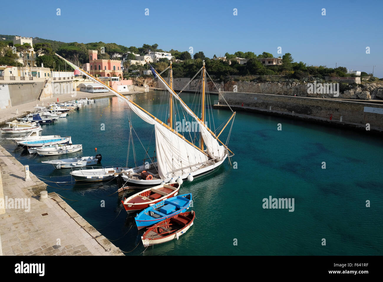 Bateaux dans le port de Taurisano, province de Lecce, Pouilles, Italie Banque D'Images