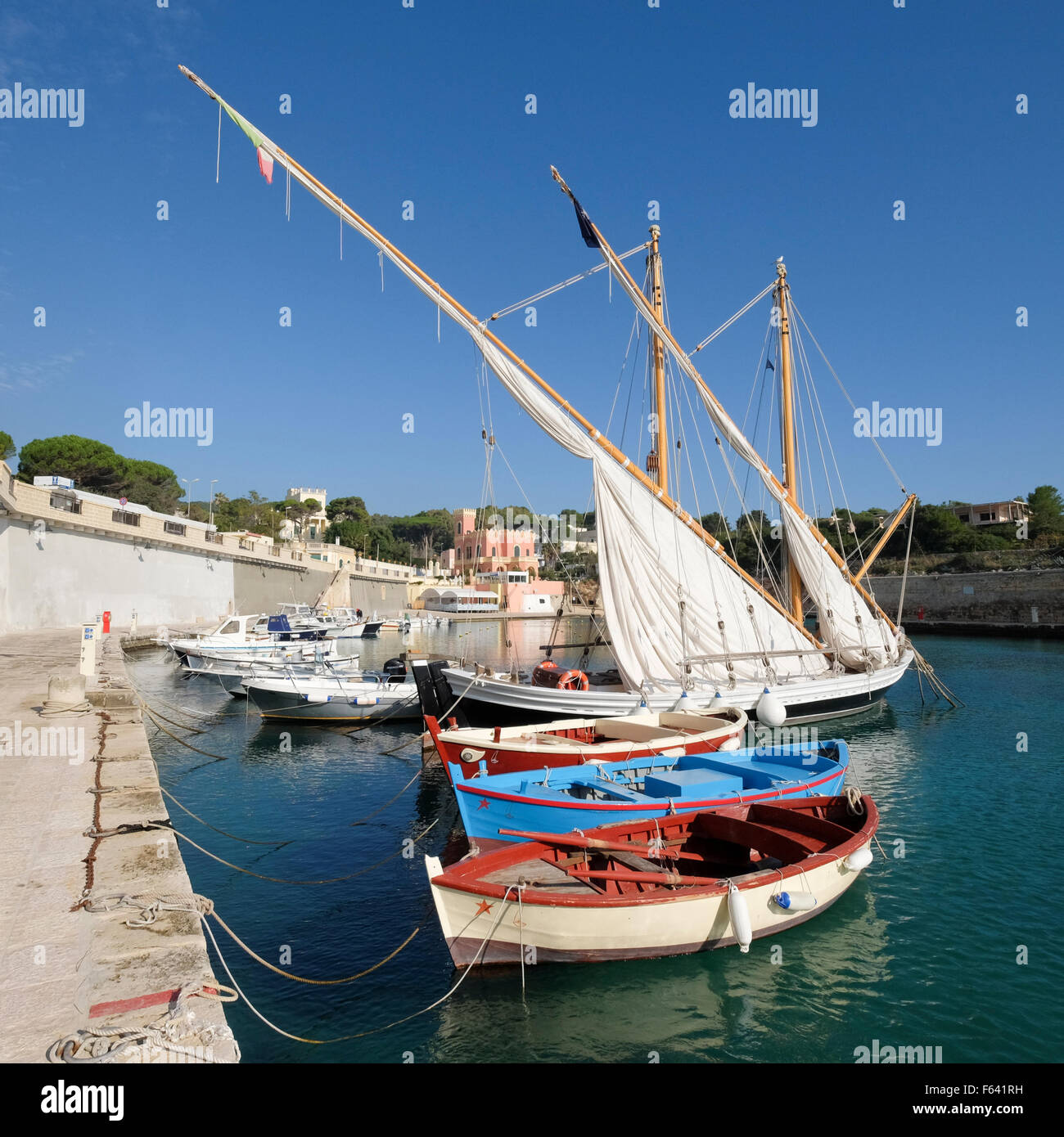 Bateaux dans le port de Taurisano, province de Lecce, Pouilles, Italie Banque D'Images