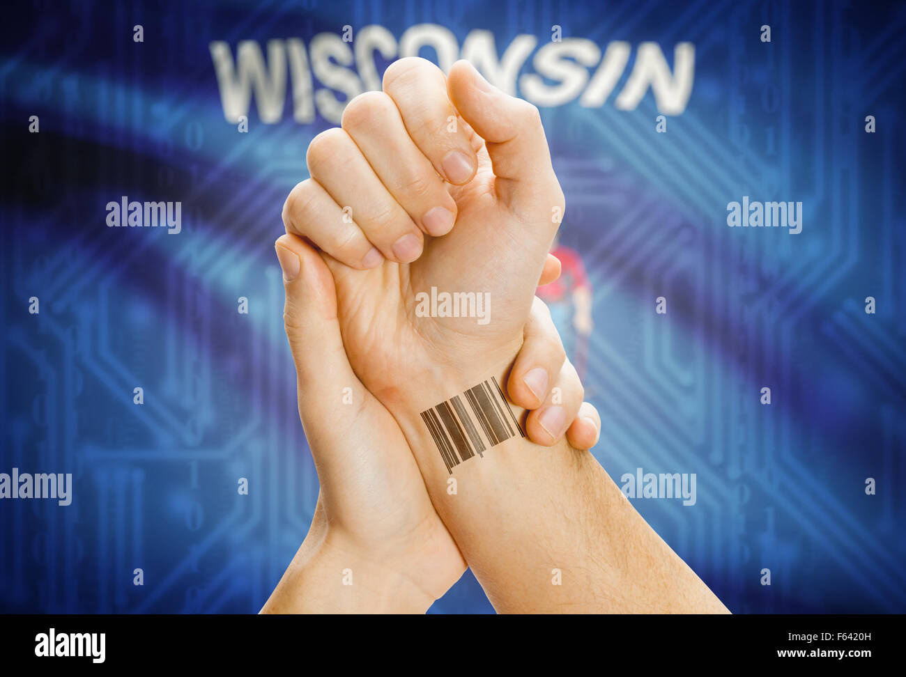 Numéro ID code barre tatoo sur poignet et USA statesl drapeau sur arrière-plan - Wisconsin Banque D'Images