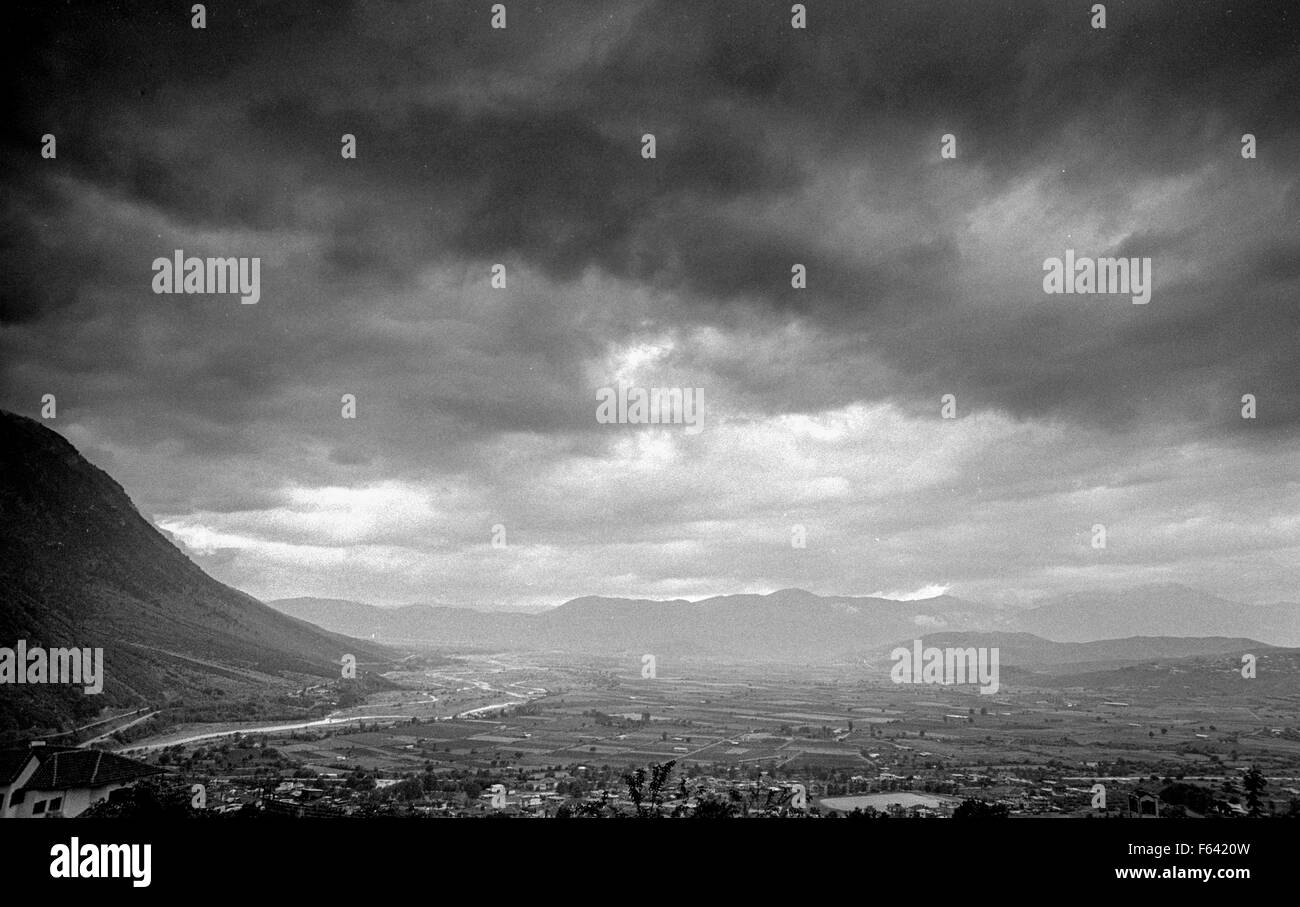 Une vue sur la vallée à Konitsa / Κόνιτσα, l'Épire, la Grèce du Nord. Photo prise en 1993. Banque D'Images